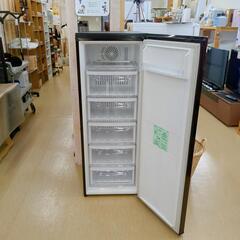 三菱ノンフロン冷凍庫 MF-U14T-B形 144L 2012年製 ブラックカラー ドア凹みあり 動作確認済み【こちらは店舗です。浜村鹿野温泉ICから3分 買取本舗 宮本リサイクル 営業時間9～19時 定休日水曜のみ←連絡できませんm(_ _)m】の画像