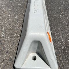 4本あります。タイヤストッパー　駐車場タイヤ止め　車庫　ガレージ　タイヤ止めの画像