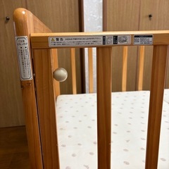 木のベビーベッドの画像