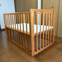 木のベビーベッドの画像
