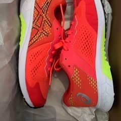 asicsスポーツスニーカーの画像