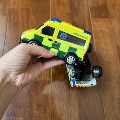 海外のおもちゃ　ミニカー　救急車　パトカーの画像