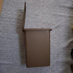 蓋付きゴミ箱の画像