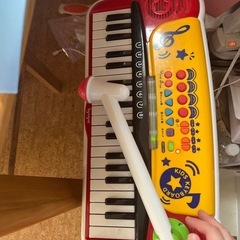 子供用椅子付きピアノの画像