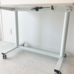 キャスター付き昇降デスクの画像