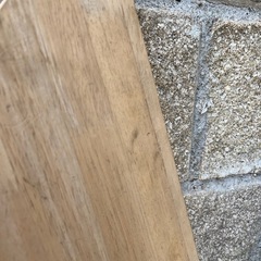 滑らかな木目の斜めカット木材、DIYに最適。  1枚です。 の画像