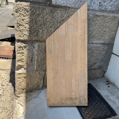滑らかな木目の斜めカット木材、DIYに最適。  1枚です。 の画像