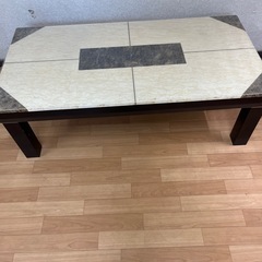 大理石テーブルの画像