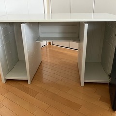プラスの白いデスクの画像