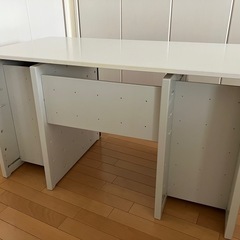 プラスの白いデスクの画像