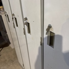配達応談　オフィス家具 コクヨ 4人用 ロッカー 鍵付 900×520×1790mmの画像