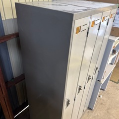 配達応談　オフィス家具 コクヨ 4人用 ロッカー 鍵付 900×520×1790mmの画像