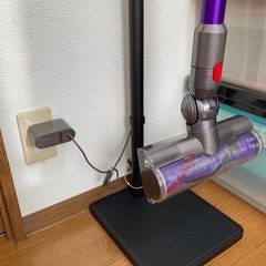 【中古】ダイソン掃除気（少々難あり）スタンドも一緒に差し上げます。の画像