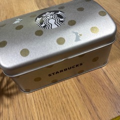 Francfrancカゴとスタバの缶ケースの画像