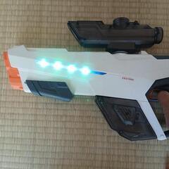 電動ウォーターガン 光る 水鉄砲 電動 【LEDライト&自動給水＆2個バッテリー付き】 大容量930ml 超強力飛距離 8-10m 高速連発

の画像
