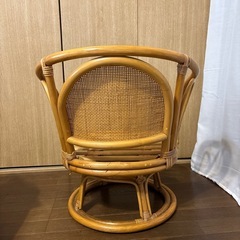 籐の回転椅子 の画像