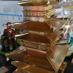 三重塔　金属製  高さ　約34センチ　置物 飾り物 オブジェ インテリア 仏塔 金メッキ ゴールドカラーの画像