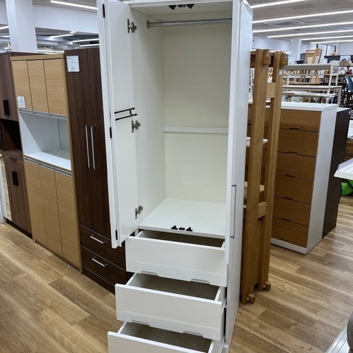 ニトリ ワードローブ ホワイト2枚扉 のご紹介です！