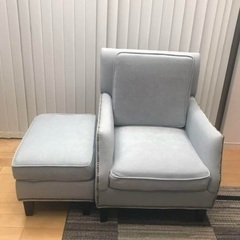 1人掛けソファとオットマンのセット　グレー色の画像