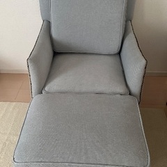 1人掛けソファとオットマンのセット　グレー色の画像