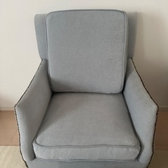 1人掛けソファとオットマンのセット　グレー色の画像