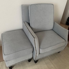 1人掛けソファとオットマンのセット　グレー色の画像
