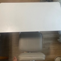 学習机と椅子のセットの画像