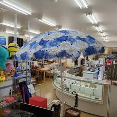 ビーチパラソル 爽やか青い花柄！・ガーデンパラソル　レジャーや庭に最適！設置台付き【こちらは店舗です。浜村鹿野温泉ICから3分 買取本舗 宮本リサイクル 営業時間9～19時 定休日水曜のみ←連絡できませんm(_ _)m】の画像