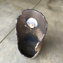 信楽焼　フクロウ付き花器の画像