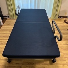キレイです❗️山善折りたたみベッド 手すり付の画像