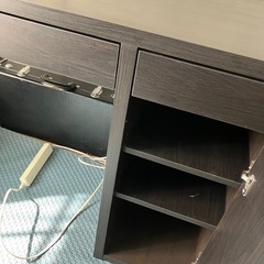 デスクとデスクチェアのセットの画像