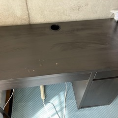 デスクとデスクチェアのセットの画像