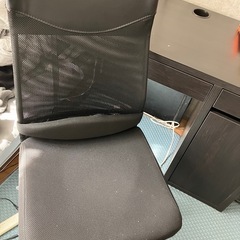 デスクとデスクチェアのセットの画像