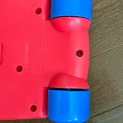 カラフルな鉄琴、キャスター付きの画像