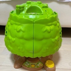 こえだちゃんと木のお家の画像