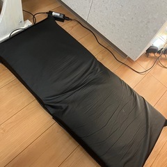 黒色リクライニング座椅子の画像