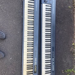 ギターとキーボードの画像