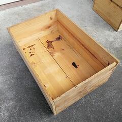 キャスター付き　ワインの空き木箱　板のソリ返りありの画像