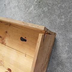 キャスター付き　ワインの空き木箱　板のソリ返りありの画像