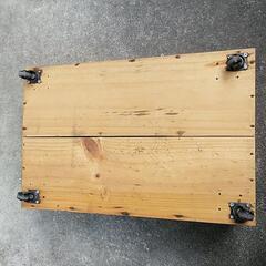 キャスター付き　ワインの空き木箱　板のソリ返りありの画像