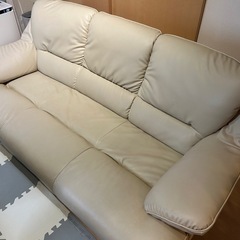 【3人掛けソファ】ベージュ／レザー調✨早めにご連絡ください！の画像