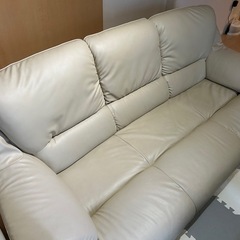 【3人掛けソファ】ベージュ／レザー調✨早めにご連絡ください！の画像
