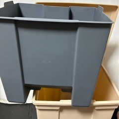 Rubbermaid製 ステップオン式ゴミ箱の画像