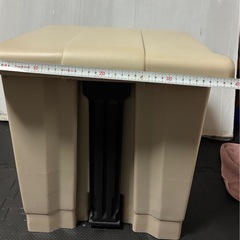 Rubbermaid製 ステップオン式ゴミ箱の画像