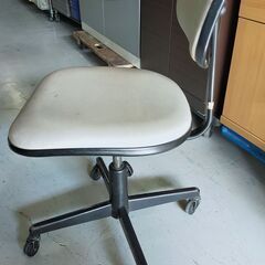 通常特価987円より半額の493円!　KOKUYO OAチェア キャスター付き 肘なし オフィスチェア 事務チェア レザー張りタイプ スチール コクヨの画像