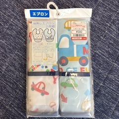 ９０cmパジャマ３組と 食事エプロン5枚の画像