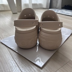 お盆休み最終値下げします！【正規品】Crocs ベラクロッグ　厚底クロックス　ベージュ 23cmの画像