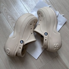 お盆休み最終値下げします！【正規品】Crocs ベラクロッグ　厚底クロックス　ベージュ 23cmの画像