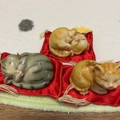 猫ちゃん🐈‍⬛置き物　眠り猫３🐾バンザイ猫🐾の画像
