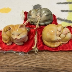猫ちゃん🐈‍⬛置き物　眠り猫３🐾バンザイ猫🐾の画像